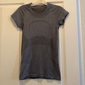 Swifty Tech Lululemon ladies T size 4